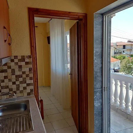 Rena'S Sunny House شقة فندقية سارتي